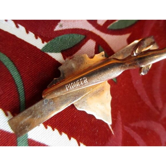 Vintage Pioneer Gold-Tone Tie Bar Clip With Text "DEM" & Arrowhead Design - Picture 3 of 4